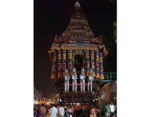 மதுரை சித்திரை திருவிழா - மாட வீதிகளில் ஆடி அசைந்து வரும் தேர் - பக்தர்கள் தரிசனம் 