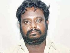 கள்ளக் காதலனை உதறிவிட்டு வர மறுப்பு- நடுரோட்டில்  மனைவிக்கு சரமாரி சதக் சதக் குத்து- கணவர் கைது