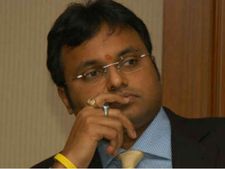 எந்த நேரத்திலும் கைது? திடீரென லண்டன் புறப்பட்டுச் சென்றார் கார்த்தி சிதம்பரம் 