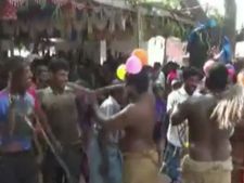  மாமன், மச்சானெல்லாம் வந்து துடைப்பத்துல அடி வாங்கிக்கோ...தேனியில் விநோதத் திருவிழா -வீடியோ 