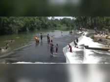 வெயிலின் தாக்கத்தை தணிக்க முல்லைப் பெரியாறு அணையில்  குளித்து மகிழும் மக்கள்!- வீடியோ