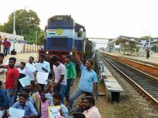 மாட்டுக்கறிக்காக உயிரை கொடுப்போம்.. ஓடும் ரயிலை மறித்த 'சிறுத்தைகள்'.. புதுவையில் பரபரப்பு 