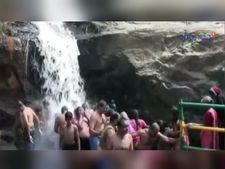 பொங்கி வழியும் கும்பகரை அருவி...  பொதுமக்கள் குஷி - வீடியோ 