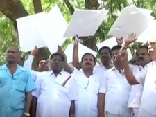 மதுரையில் ‘தெர்மாகோலுடன்‘ போக்குவரத்து ஊழியர்கள் ஆர்ப்பாட்டம்!