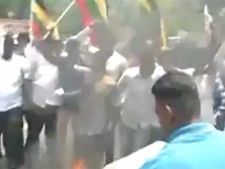  ரஜினி ரசிகர்கள் பதிலடி...மதுரையில் வீரலட்சுமி கொடும்பாவியை எரித்து எட்டி உதைப்பு! 