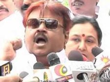 ரஜினிகாந்த் பற்றி மீண்டும் மீண்டும் கேட்காதீங்க… பத்திரிகையாளர்களை கடுப்படித்த விஜயகாந்த் 