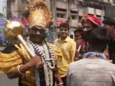 புனேவில் செல்போன் பேசிக்கொண்டு வண்டி ஓட்டுபவர்களை எச்சரிக்கும் எமன்! 