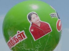  எம்ஜிஆர், ஜெயலலிதா படங்களுடன் ராட்சத பலூன் பறக்கவிட்ட அமைச்சர்கள்!