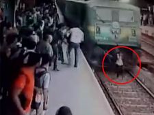 மும்பை ரயில் நிலையத்தில் பதைபதைப்பு.. மோதி தள்ளி மேலே ஓடிய ரயில்.. அதிசயமாக தப்பிய பெண்- வீடியோ