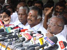 தஞ்சையில் ஓபிஎஸ் அணியின் பேனர்கள் கிழிப்பு.. பரபரப்பு!