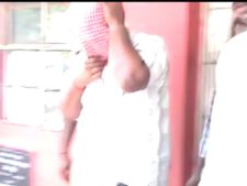 லஞ்சம் வாங்கியபோது கையும் களவுமாக பிடிபட்ட போலீஸ் இன்ஸ்பெக்டர் - வீடியோ