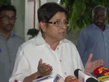 புதுச்சேரி ஆளுநர் மாளிகை முற்றுகை.. கிரண்பேடியின் கொடும்பாவி எரிப்பு.. காங். போராட்டத்தால் பதற்றம்! 