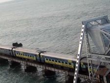 பலத்த சூறைக்காற்று.. பாம்பன் பாலத்தில் நடுக்கடலில் ரயில் நிறுத்தம்.. பயணிகள் தவிப்பு !