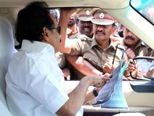 ஏரியைப் பார்வையிட எதற்குத் தடை.. 5 நிமிடம் பொறுப்பேன்.. தடையை மீறுவேன்.. ஸ்டாலின் ஆவேசம் 