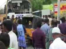  ஆட்டோவும் தனியார் பஸ்ஸும் மோதிக்கொண்டதில்4 பேர் பலியான பரிதாபம்: வீடியோ 