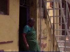  உறங்கிக்கொண்டிருந்த மூதாட்டியிடம் சங்கிலியைப் பறித்துச் சென்ற கொள்ளையர்கள் - வீடியோ 