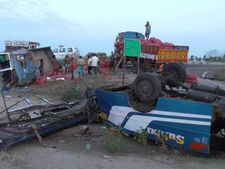 கோவில்பட்டி அருகே வேன் - லாரி மோதல்.. 2 பெண்கள் பரிதாப பலி 