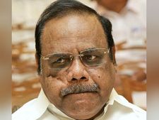 தினகரன் ஆதரவு 19 எம்எல்ஏ-க்களுக்கு சபாநாயகர் விளக்கம் கேட்டு அதிரடி நோட்டீஸ்!