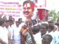  தினகரன் போட்டோவுக்கு நாமம்... சிரிப்பாய் சிரித்த அதிமுகவினர்...  - வீடியோ 