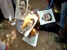 தினகரன் எம்.எல்.ஏக்கள் தங்கியுள்ள புதுவை ரிசார்ட் முற்றுகை- தினகரன் கொடும்பாவி எரிப்பு 