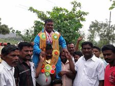  மாற்றுத்திறனாளிகள் தடகள போட்டியில் 3 தங்கம் வென்று சாதனை...மதுரை விவசாயி மகனுக்கு உற்சாக வரவேற்பு! 