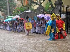 சென்னையை விட மகா மோசமான நிலையில் மும்பை.. பேய் மழை.. பெருவெள்ளம்.. எல்லாம் ஸ்தம்பிப்பு! #MumbaiRains