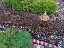 யாழ். நல்லூர் கந்தசாமி கோவில் தேரோட்டம்: லட்சக்கணக்கான பக்தர்கள் பங்கேற்பு- பிரமித்த அமெரிக்க தூதர் 