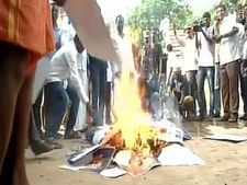  தினகரன் உருவபொம்மை எரிப்பு... போட்டிக்கு ஓபிஎஸ், ஈபிஎஸ், வைத்திலிங்கம் உருவபொம்மை எரிப்பு! 