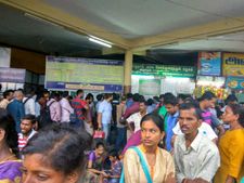  புதுச்சேரி பேருந்து நிலையத்தில் அலைமோதும் பயணிகள் கூட்டம்! 