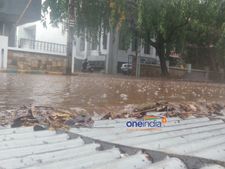 பெங்களூரில் வெள்ளம்: இன்னும் 3 நாள்களுக்கு மழை வெளுக்குமாம்! 