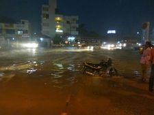 பெங்களூரில் 2வது நாளாக தொடரும் மழை.. வெள்ளம் சூழ்வதால் மக்கள் அச்சம் 