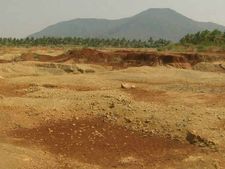  ஆற்றில் மணல் அள்ள வந்தவர்களை  தோப்புக்கரணம் போடச்சொல்லி  தண்டனை கொடுத்த பொதுமக்கள்!