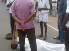 சாலையை கடக்க முயன்ற முதியவர் மீது லாரி மோதி பரிதாப பலி - வீடியோ 