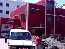 மதுரை: காவல் நிலையம் அருகே ரியல் எஸ்டேட் புரோக்கர் வெட்டிக் கொலை- வீடியோ 