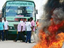 கிருஷ்ணகிரி அருகே நடந்து சென்றவர்கள் மீது கார் மோதி 4 பேர் பலி... காருக்கு மக்கள் தீவைப்பு