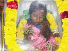 நீட் பலி கொண்ட அனிதாவின் உடலுக்கு பல்லாயிரக்கணக்கானோர் நேரில் அஞ்சலி! 