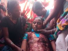 நீட் தேர்வை ரத்து செய்.. அனிதா தற்கொலையால் கொந்தளித்த கிராமத்தினர், மாணவர்கள்!