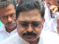 அரசியல் ஆதாயத்துக்காக நாங்க உதவி செய்யல.. அனிதாவின் வீட்டில் தினகரன் பேச்சு!