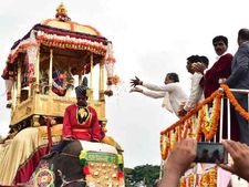 மைசூரில் பிரமாண்டமாக நடந்த தசரா விழா.. குலசையில் இன்று இரவு மகிஷாசுர சம்ஹாரம்.. குவியும் பக்தர்கள்