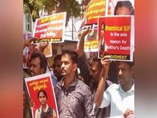  அனிதா தற்கொலை எதிரொலி... மதுரை பாஜக அலுவலகத்தை முற்றுகையிட முயன்ற மே 17 இயக்கத்தினர் கைது! 