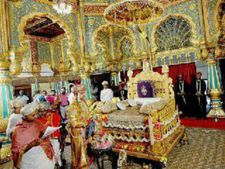  407-ஆவது ஆண்டாக களைகட்டிய மைசூரு தசரா விழா... அரச பரம்பரை வாளுக்கு சிறப்பு பூஜை