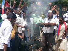 அனிதா சாவுக்கு நியாயம் கேட்டு சென்னையில் பல்வேறு இடங்களில் போராட்டம்.. மோடி உருவ பொம்மை எரிப்பு 