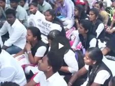 நீட் எதிர்ப்பு: புதுச்சேரி ஆளுநர் மாளிகையையை முற்றுகையிட்ட மாணவர்கள்- வீடியோ 