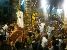 சங்கரன்கோவிலில் சாமி தரிசனத்திற்கு கட்டுபாடு... பக்தர்கள் உள்ளிருப்பு போராட்டம்!
