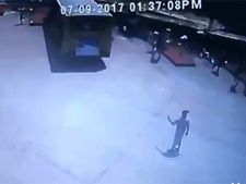 பயணிகள் மீது இடிந்து விழுந்த சோமனூர் பஸ் நிலைய கட்டிடம்: வீடியோ