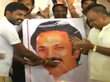 ஸ்டாலின் போட்டோவுக்கு கேக் ஊட்டிய சேலம் பாஜகவினர்.. ஏன் தெரியுமா? 