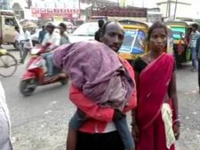  ஆம்புலன்ஸ் கொடுக்காத எய்ம்ஸ்... இறந்த மகளை தோளில் சுமந்து சென்ற தந்தை... பாட்னாவில்  கொடூரம் 