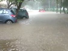 பெங்களூரில் கொட்டித் தீர்த்த கன மழை.. சாலைகளில் வெள்ளம் 