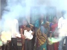  புத்தாடை அணிந்து பட்டாசு வெடித்து தீபாவளிக் கொண்டாட்டம்