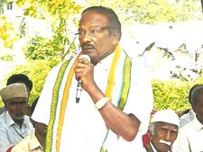 சாகும் வரை உண்ணாவிரதம் இருக்க குமரி அனந்தன் முயற்சி- கைது செய்த போலீஸ்
